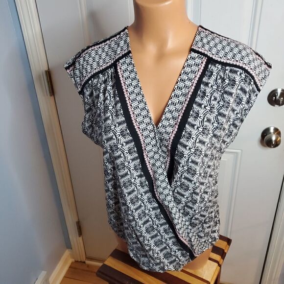 Max Studio geometric print draped blouse S - Picture 8 of 8